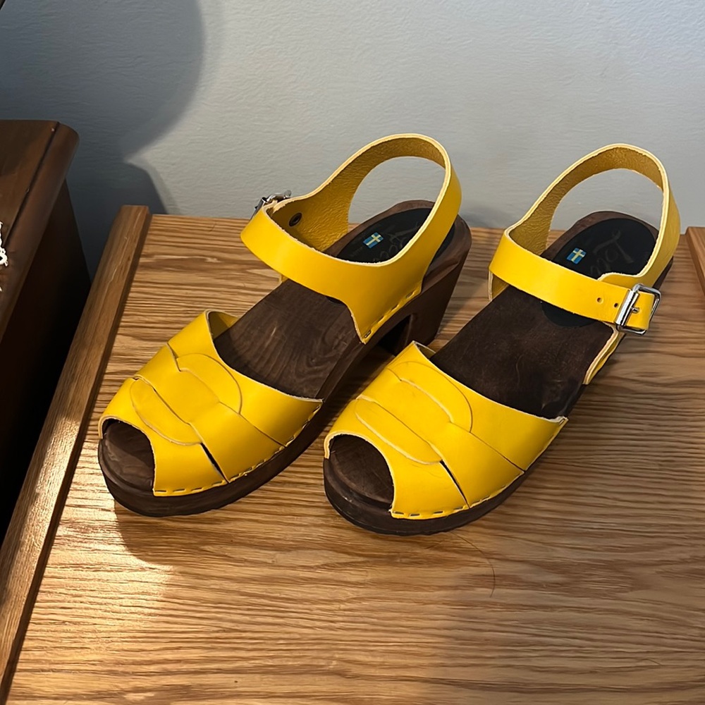 Lotta’s! Peep Toe Clogs Beautiful Yellow leather and Black on Brown Base
